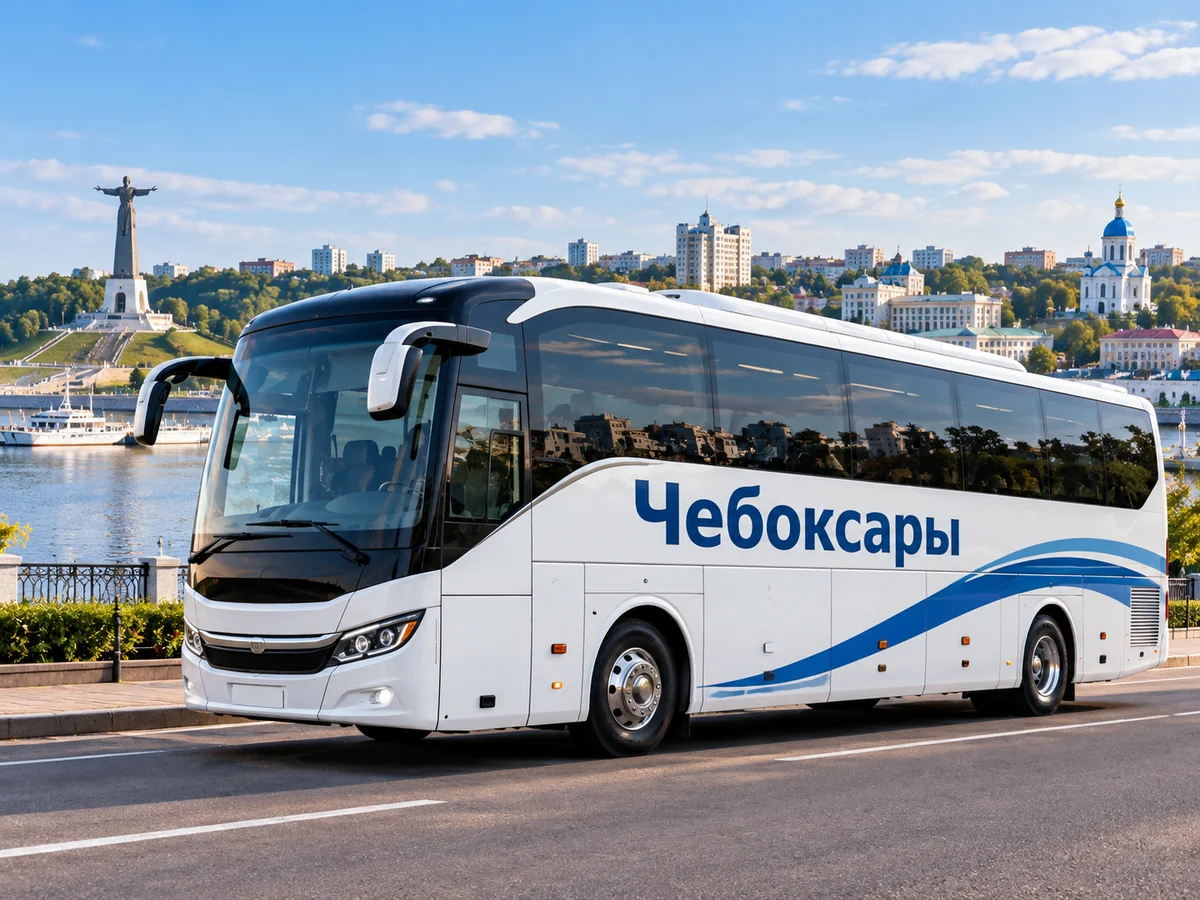 Брендированный пассажирский автобус Чебоксары на фоне города Чебоксары